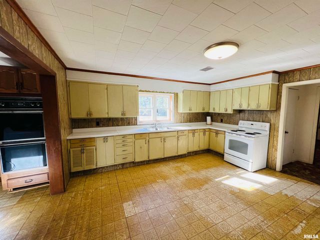 17064 Old Frankfort Road, Johnston City, IL 62951