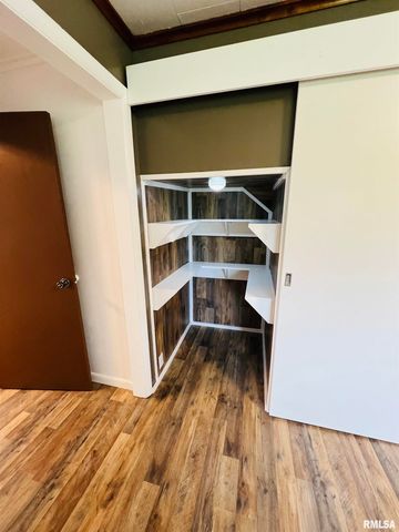 17064 Old Frankfort Road, Johnston City, IL 62951