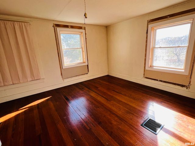 17064 Old Frankfort Road, Johnston City, IL 62951