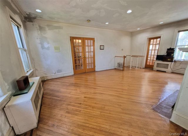 19404 110th Road, Saint Albans, NY 11412
