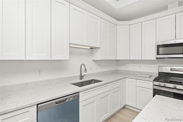 21963 Deer Brook Dr Drive 1, Southfield, MI 48075