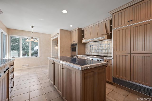 664 Rudgate Road, Bloomfield Charter Township, MI 48304