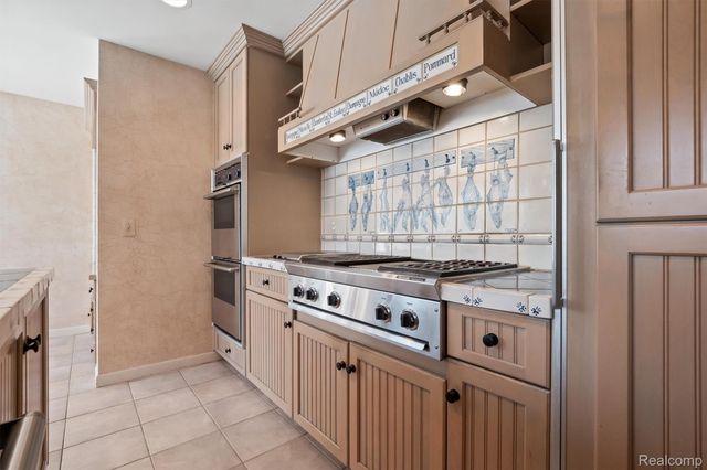 664 Rudgate Road, Bloomfield Charter Township, MI 48304
