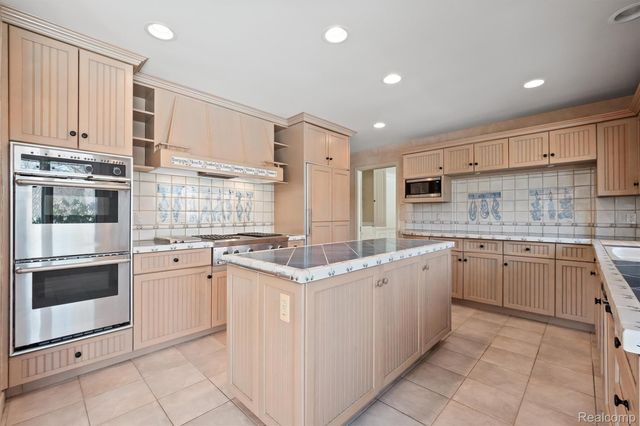 664 Rudgate Road, Bloomfield Charter Township, MI 48304