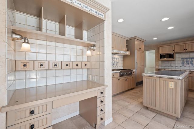 664 Rudgate Road, Bloomfield Charter Township, MI 48304