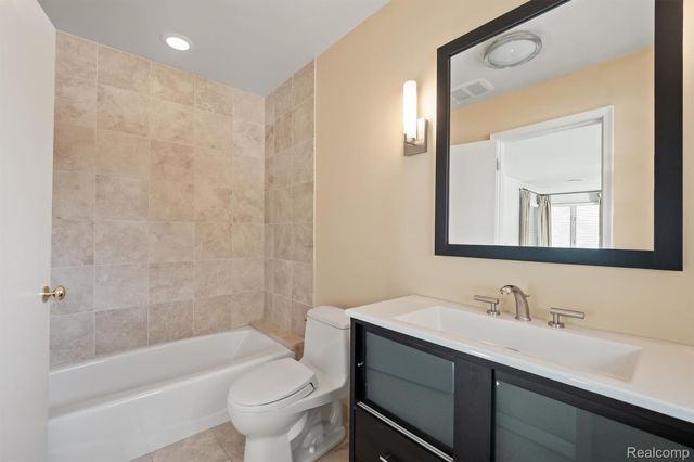 664 Rudgate Road, Bloomfield Charter Township, MI 48304