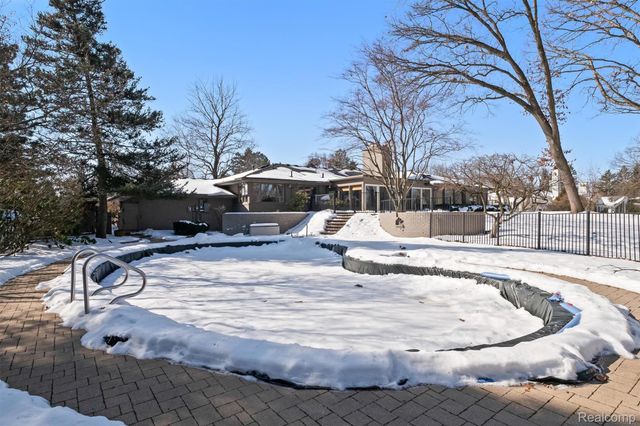 664 Rudgate Road, Bloomfield Charter Township, MI 48304