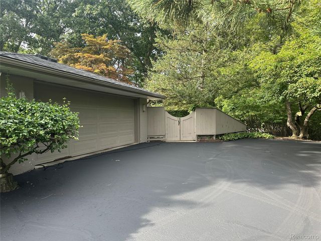 664 Rudgate Road, Bloomfield Charter Township, MI 48304
