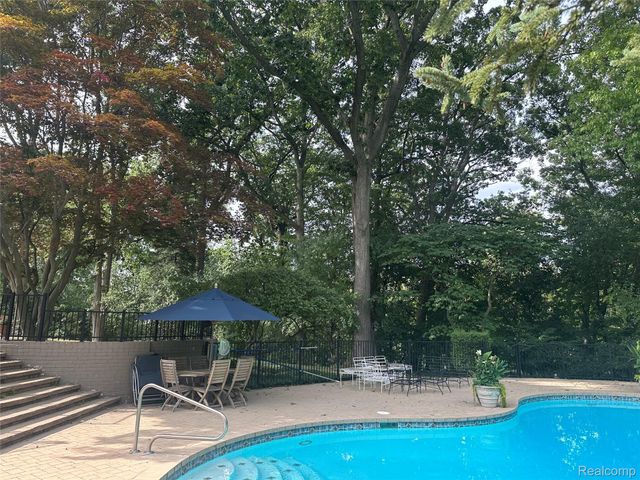 664 Rudgate Road, Bloomfield Charter Township, MI 48304