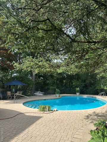 664 Rudgate Road, Bloomfield Charter Township, MI 48304