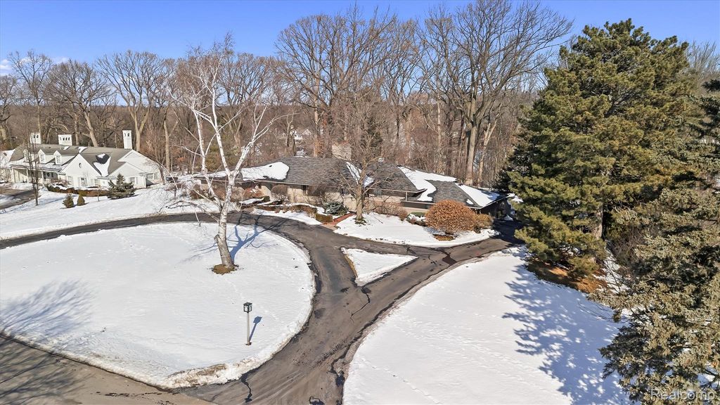 664 Rudgate Road, Bloomfield Charter Township, MI 48304