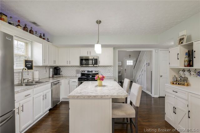 7505 Blue Sky Drive, Sellersburg, IN 47172
