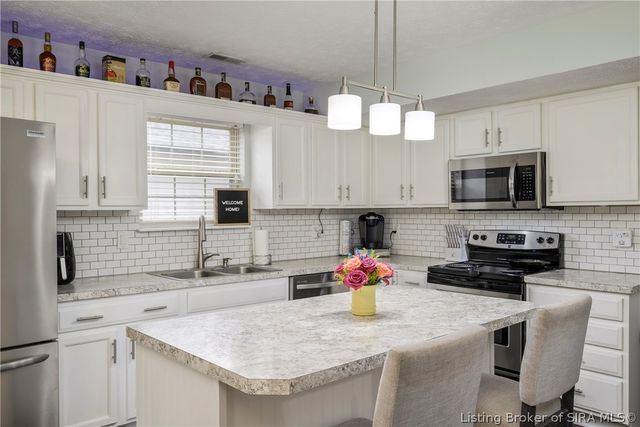 7505 Blue Sky Drive, Sellersburg, IN 47172