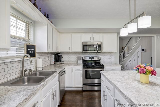 7505 Blue Sky Drive, Sellersburg, IN 47172