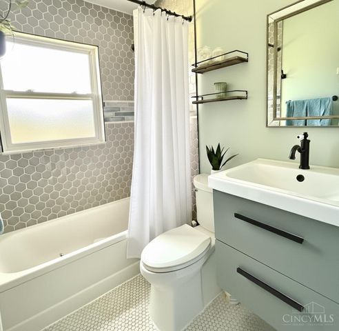 648 Chateau Dr, Union Twp, OH 45244