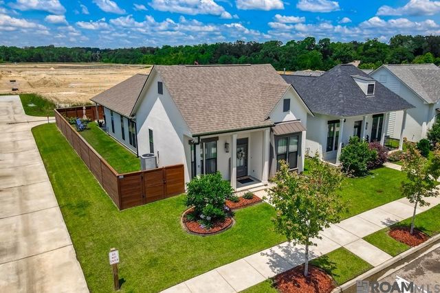 10106 Grayton Dr, Central, LA 70818