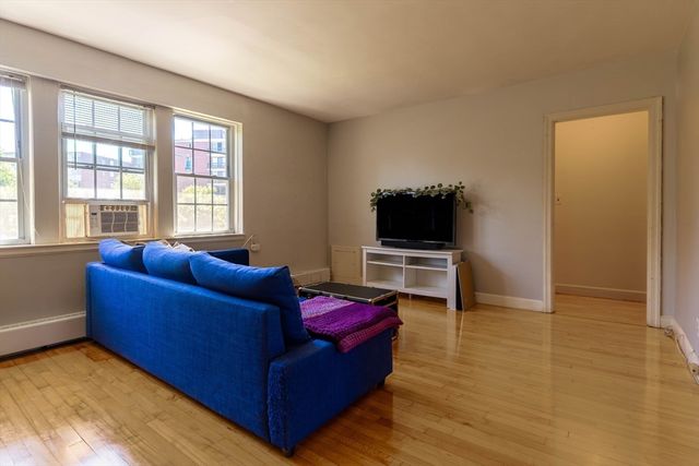 33 Hammond Pond Pkwy 4, Brookline, MA 02467