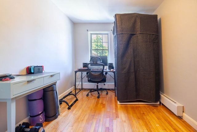 33 Hammond Pond Pkwy 4, Brookline, MA 02467