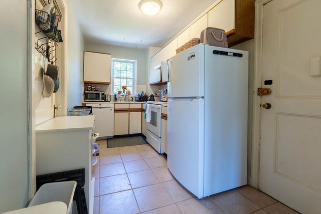 33 Hammond Pond Pkwy 4, Brookline, MA 02467