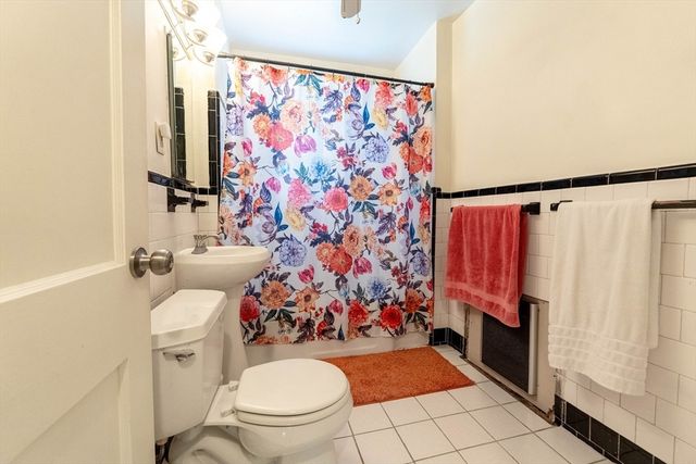 33 Hammond Pond Pkwy 4, Brookline, MA 02467