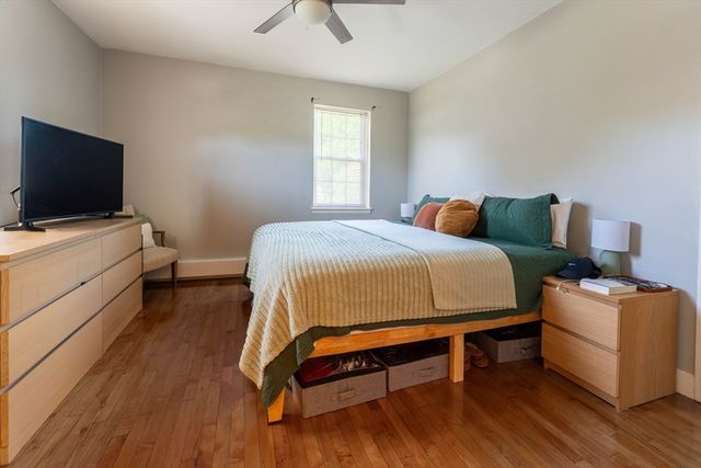 33 Hammond Pond Pkwy 4, Brookline, MA 02467