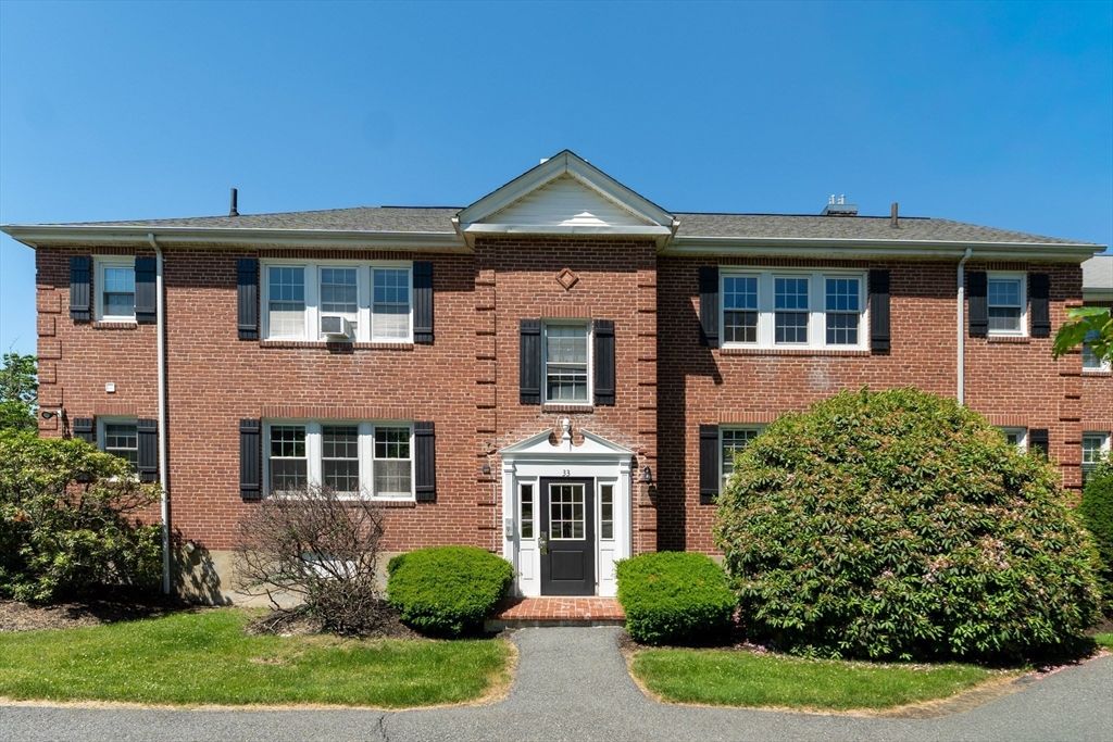33 Hammond Pond Pkwy 4, Brookline, MA 02467