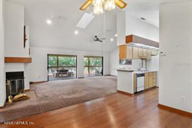303 RILEY LAKE Drive, Hawthorne, FL 32640