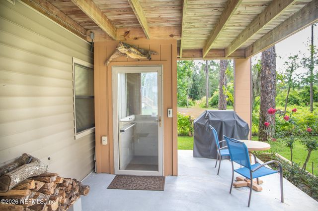303 RILEY LAKE Drive, Hawthorne, FL 32640