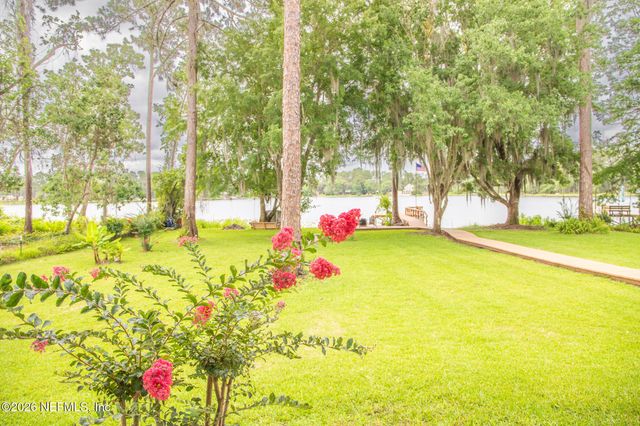 303 RILEY LAKE Drive, Hawthorne, FL 32640