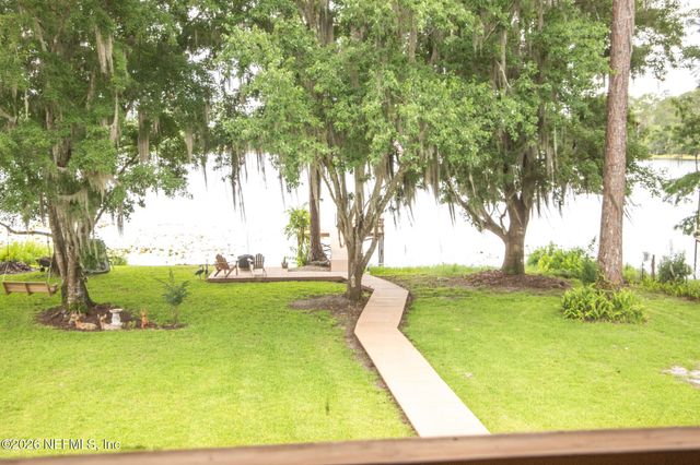 303 RILEY LAKE Drive, Hawthorne, FL 32640