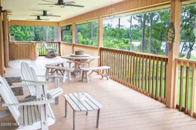 303 RILEY LAKE Drive, Hawthorne, FL 32640
