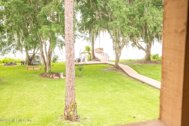 303 RILEY LAKE Drive, Hawthorne, FL 32640