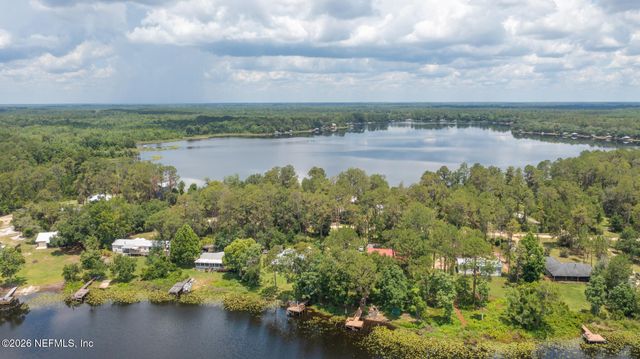 303 RILEY LAKE Drive, Hawthorne, FL 32640