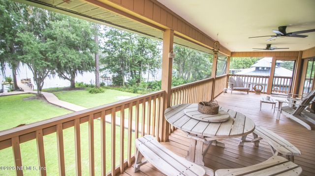 303 RILEY LAKE Drive, Hawthorne, FL 32640