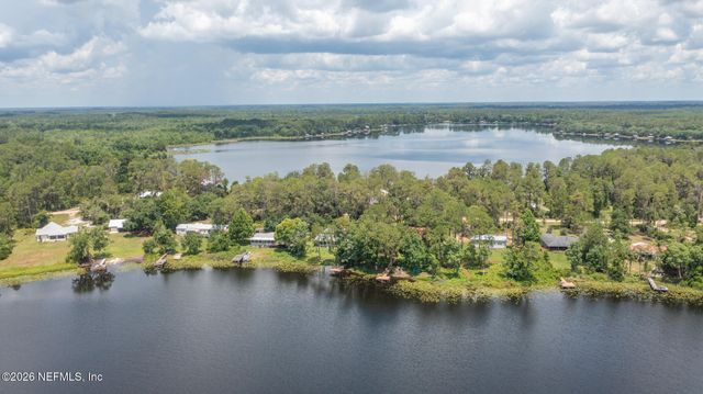 303 RILEY LAKE Drive, Hawthorne, FL 32640