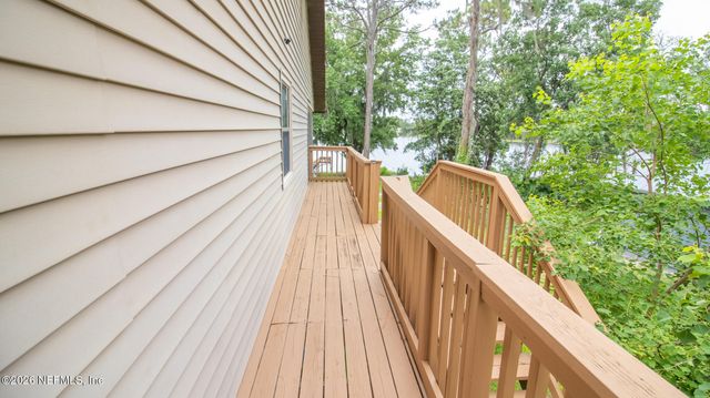 303 RILEY LAKE Drive, Hawthorne, FL 32640