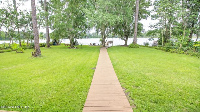 303 RILEY LAKE Drive, Hawthorne, FL 32640