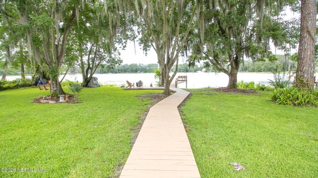 303 RILEY LAKE Drive, Hawthorne, FL 32640