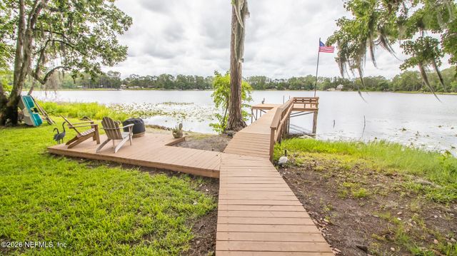 303 RILEY LAKE Drive, Hawthorne, FL 32640