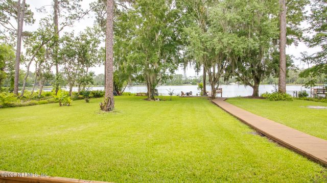 303 RILEY LAKE Drive, Hawthorne, FL 32640