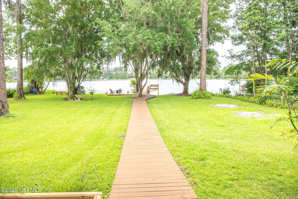 303 RILEY LAKE Drive, Hawthorne, FL 32640