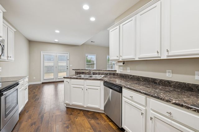 2206 Mason Bee Dr, Columbia, TN 38401