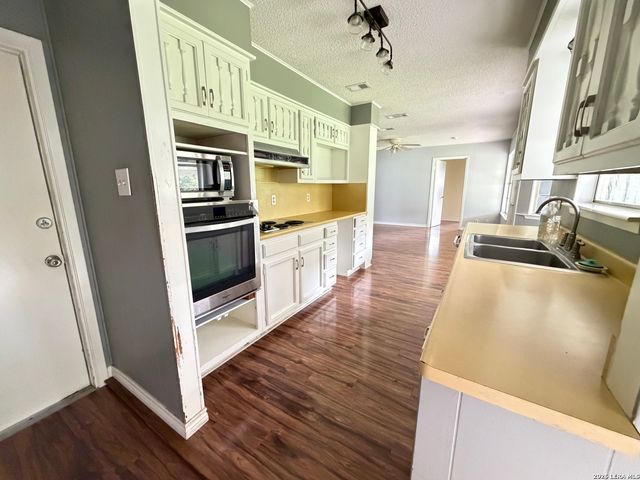 3710 PINEBLUFF DR, San Antonio, TX 78230