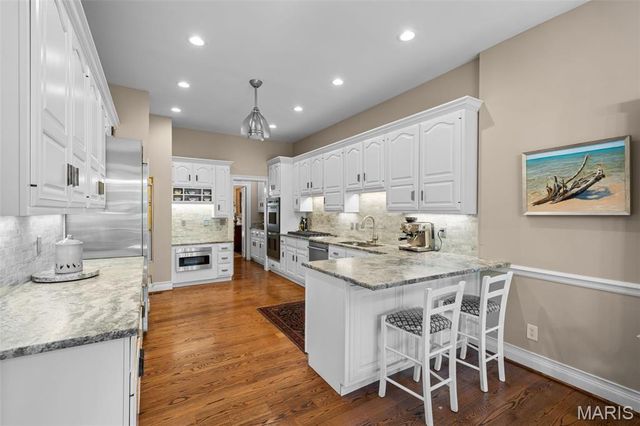 166 N Central Avenue, Clayton, MO 63105