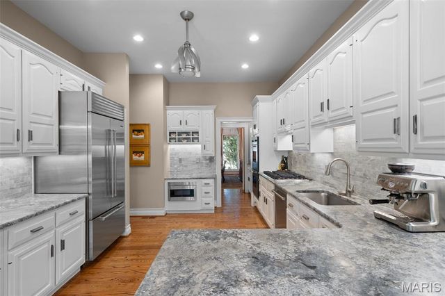 166 N Central Avenue, Clayton, MO 63105