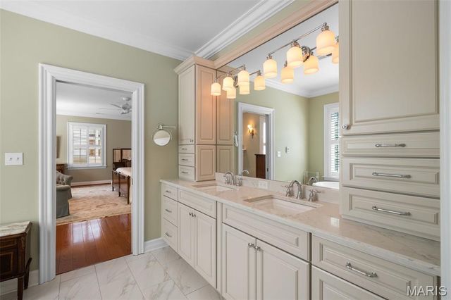 166 N Central Avenue, Clayton, MO 63105