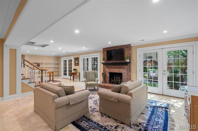 166 N Central Avenue, Clayton, MO 63105