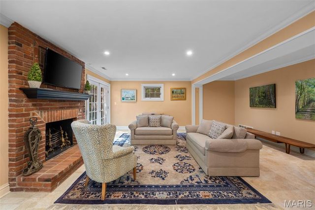 166 N Central Avenue, Clayton, MO 63105