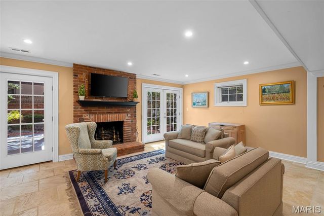 166 N Central Avenue, Clayton, MO 63105