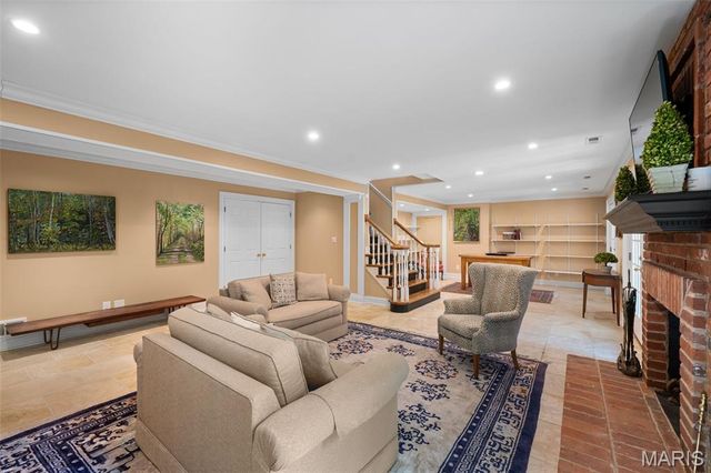 166 N Central Avenue, Clayton, MO 63105